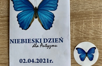 Zdjecie ulotki o autyzmie i naklejka z symbolem autyzmu-niebieskiego motyla.
