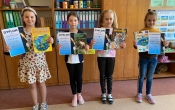 Zdjeci 4 dziewczynek z dyplomami i nagrodami