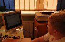 9. uczen przed komputerem w klasie