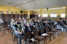 Uczniowie sluchajacy czytanego tekstu