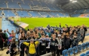 AM uczniowie na stadionie w Poznaniu