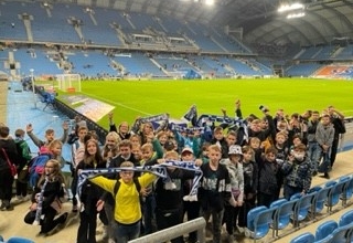 AM uczniowie na stadionie w Poznaniu