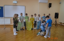 uczniowie segreguja smieci