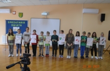 uczniowie prezentuja rodzaje odpadow