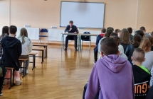 widok uczniow z tylu przed nimi wystepujacy adwokat