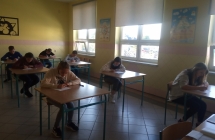 Uczniowie pisza konkurs matematyczny
