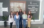 Samorzad uczniowski na tle kacika patrona szkoly