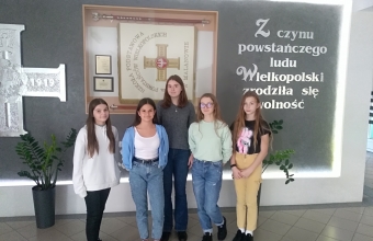 Samorzad uczniowski na tle kacika patrona szkoly