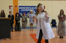 uczennica w stroju chemika