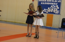 Uczennice prowadzace apel