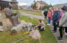 Laura zapala znicz przy pomniku Jana Pawla 2