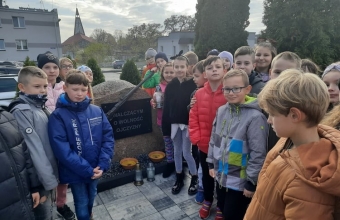 Dzieci z klas trzecich ze zniczem
