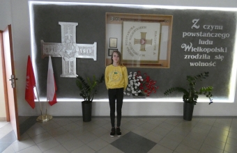 Laureatka konkursu biologicznego na tle kacika patrona