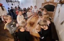 Dzieci fromuja pierniki