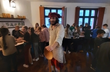 uczniowie przy produkcji piernikow