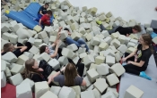 dzieci w parku trampolin 02