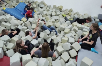 dzieci w parku trampolin 02