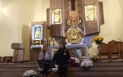 wystepujace uczwnnice na tle oltarza