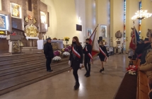 Poczet sztandarowy szkoly  w kosciele
