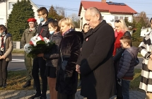 szkolna delegacja sklada wizanke pod pomnikiem