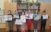 Uczniowie z wykonanymi pracami (1)