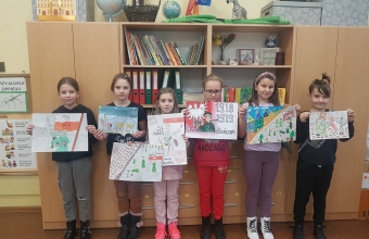 Uczniowie z wykonanymi pracami (1)