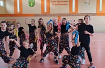 Uczniowie prezentuja fragment ukladu horeograficznego.