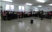 Chor szkolny spiewa koledy