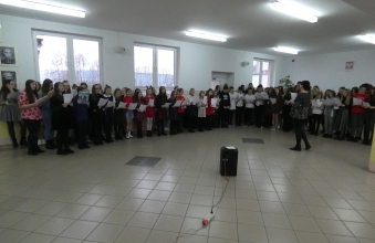 Chor szkolny spiewa koledy