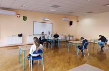 uczniowie pisza konkurs