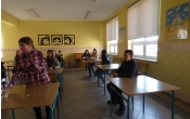 oczniowie podczas pisania testu konkursowego