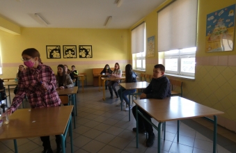 oczniowie podczas pisania testu konkursowego