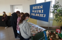 Wystawa z gazetka z okazji Dnia Nauki Polskiej
