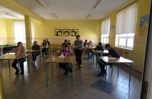 oczniowie podczas pisania testu konkursowego2