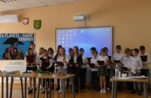 zbiorowe zdjecie uczniow klasy 4 na tle dekoracji (1)