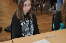 uczestniczka konkursu odpowiadajaca na pytania w kategorii klas cztery - osiem (1)