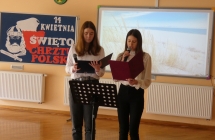 prowadzace apel obok w tle dekoracja z napisem 14 kwietnia swieto Chrztu Polski