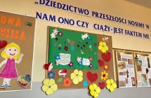 tablica z wiosenna dekoracja w klasie 