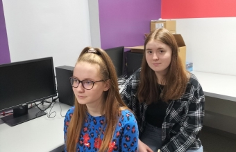 Uczestniczki konkursu przy stanowiskach komputerowych.