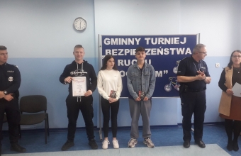 uczestnicy turnieju na tle baneru
