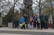 pod pomnikiem