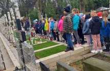 Modlitwa indywidualna przy grobach harcerzy z batalionu Zo+Tka