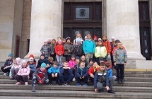 Na schodach przed budowl¦u Pa+eacu Kultury i Nauki