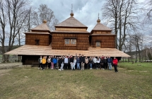 Uczestnicy przed kosciolem