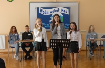 Uczniowie klasy 7a podczas apelu z okazji Swiatowego Dnia Ziemi