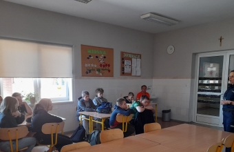 Spotkanie klas osmych z policjantem