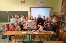 uczniowie klasy IIa prezentuj¦ucy plakat o Londynie
