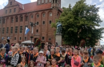 Uczestnicy wycieczki do Torunia na tle pomnika Mikolaja Kopernika