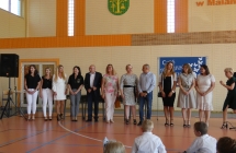 wreczenie podziekowan rodzicom.