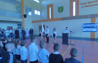 Poczet sztandarowy szkoly na rozpoczeciu roku szkolnego